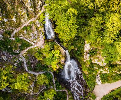 Blick von oben auf den Wasserfall