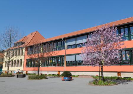 Außenansicht Gemeinschaftsschule mit Schulhof in Trusetal