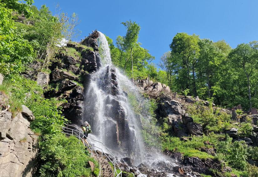 Ein Wanderer erklimmt den Weg am Trusetaler Wasserfall hinauf