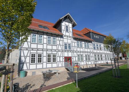 Außenansicht der Grundschule Brotterode mit schmucker Fachwerkfassade