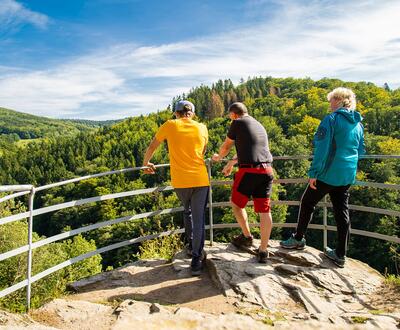 Wanderer am Aussichtspunkt am Trusetaler Wasserfall