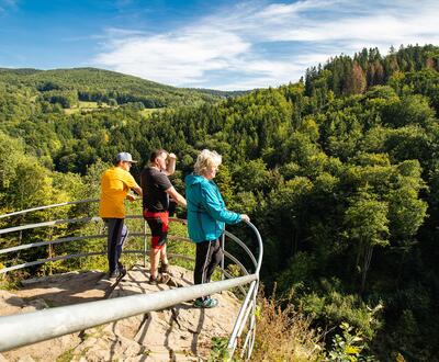 Wanderer am Aussichtspunkt am Trusetaler Wasserfall