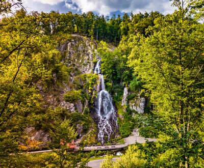 Trusetaler Wasserfall vom Berg gegenüber aus betrachtet