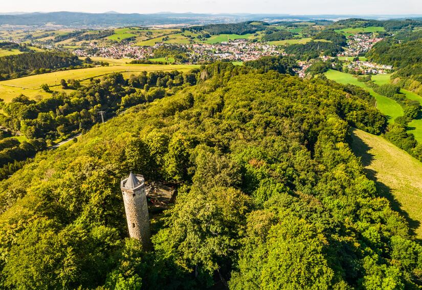 der Wallenburger Turm bei Trustetal aus der Vogelperspektive