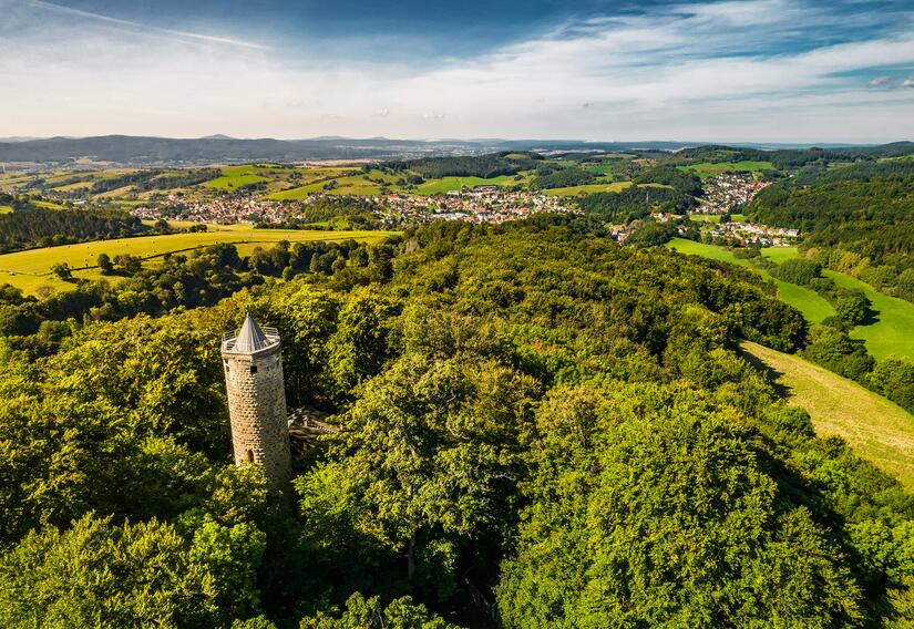 der Wallenburger Turm bei Trustetal aus der Vogelperspektive